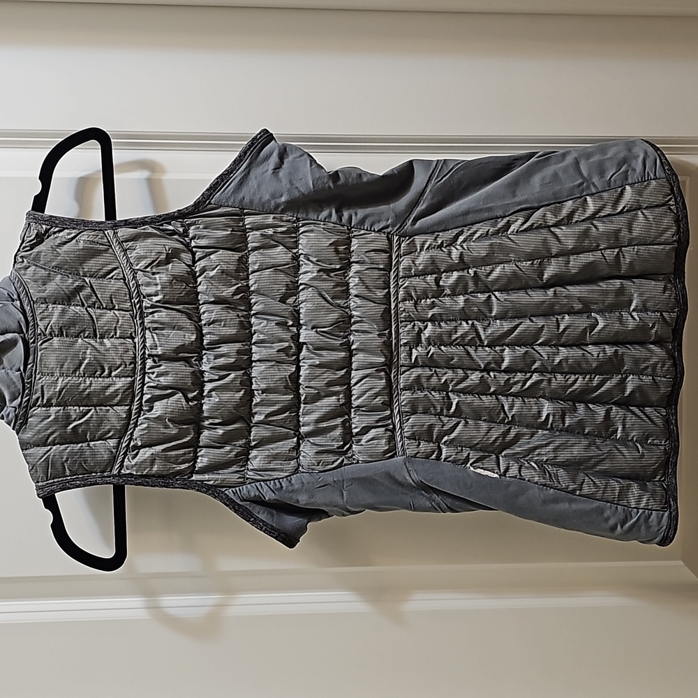 220. Lululemon Run: Turn Around Vest - Picture 7 of 12